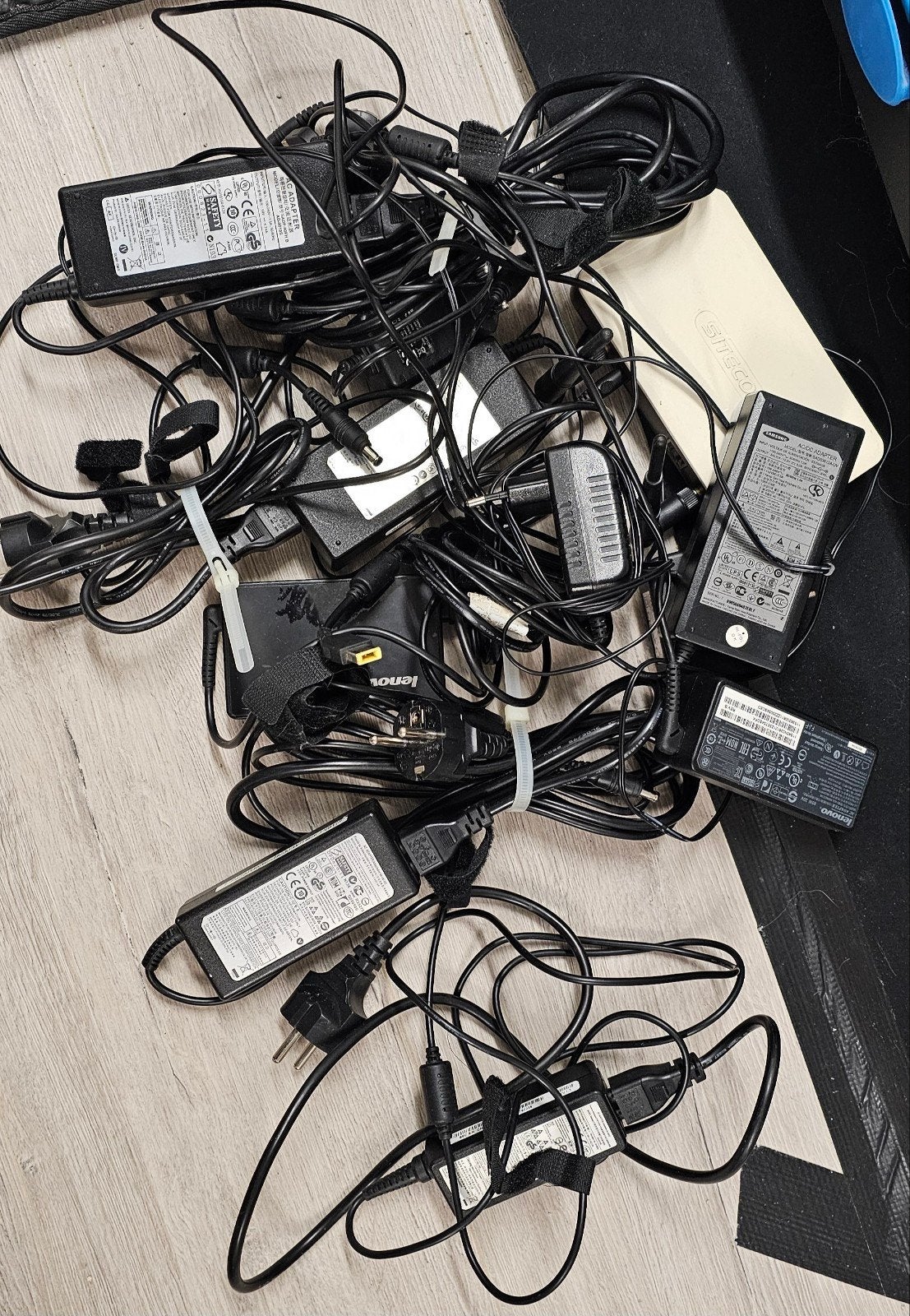 Assortiment laptop adapters, Sitecom wifi repeater, Samsung, Ophalen of Verzenden, Gebruikt