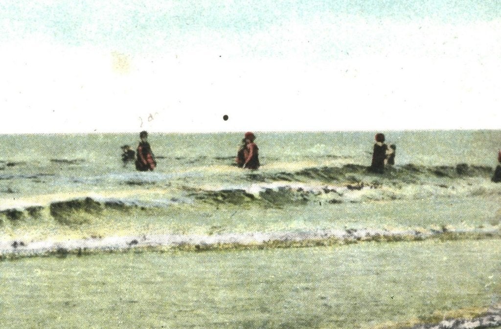 939765 Zandvoort strand In het Bad jr 20 Gelopen met zegel, Ophalen of Verzenden, 1920 tot 1940, Gelopen, Noord-Holland