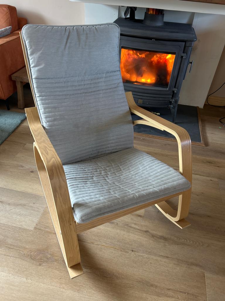 Ikea houten schommelstoel met viltstroken, Huis en Inrichting, Fauteuils, Ophalen, Zo goed als nieuw