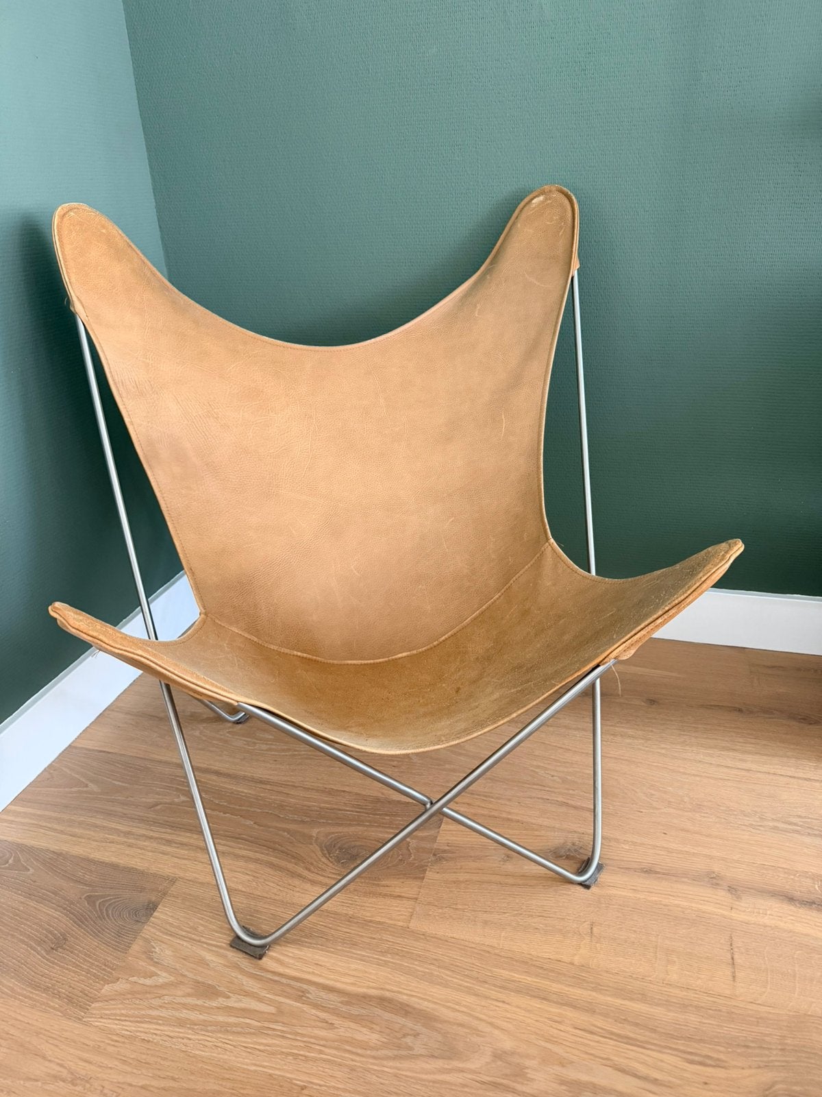 Design vlinderstoel cognac leer met zilverkleurig frame, Huis en Inrichting, Stoelen, Ophalen, Bruin, Leer, Zo goed als nieuw