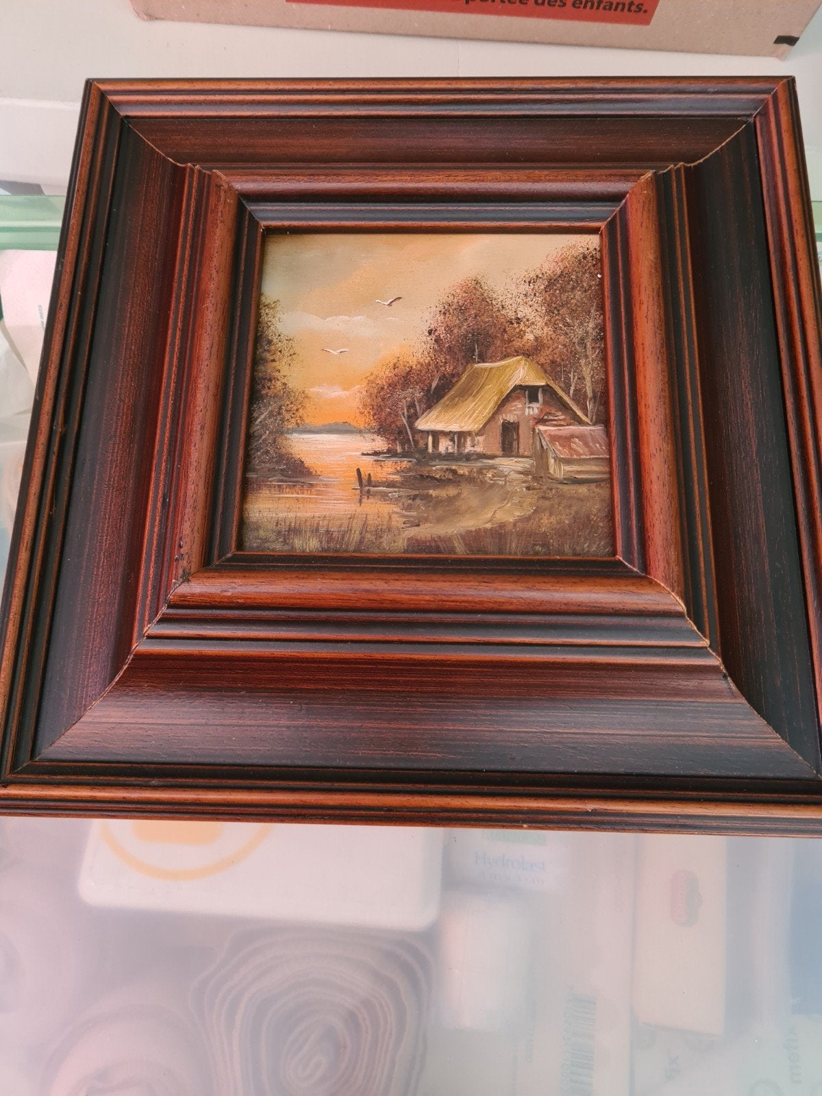 Schilderij met landschap en boerderij, ingelijst, Antiek en Kunst, Paneel, Realistisch, Ophalen of Verzenden, Landschap