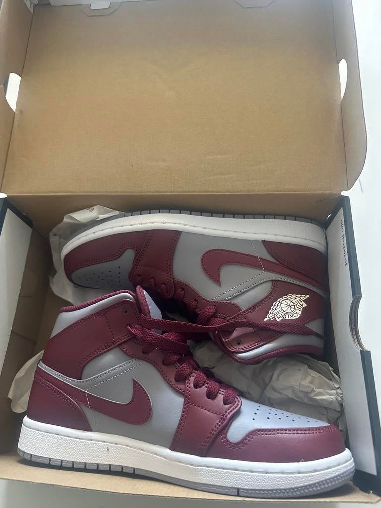 Nike Air Jordan 1 Mid 40, Ophalen of Verzenden, Zo goed als nieuw, Grijs, Sneakers of Gympen