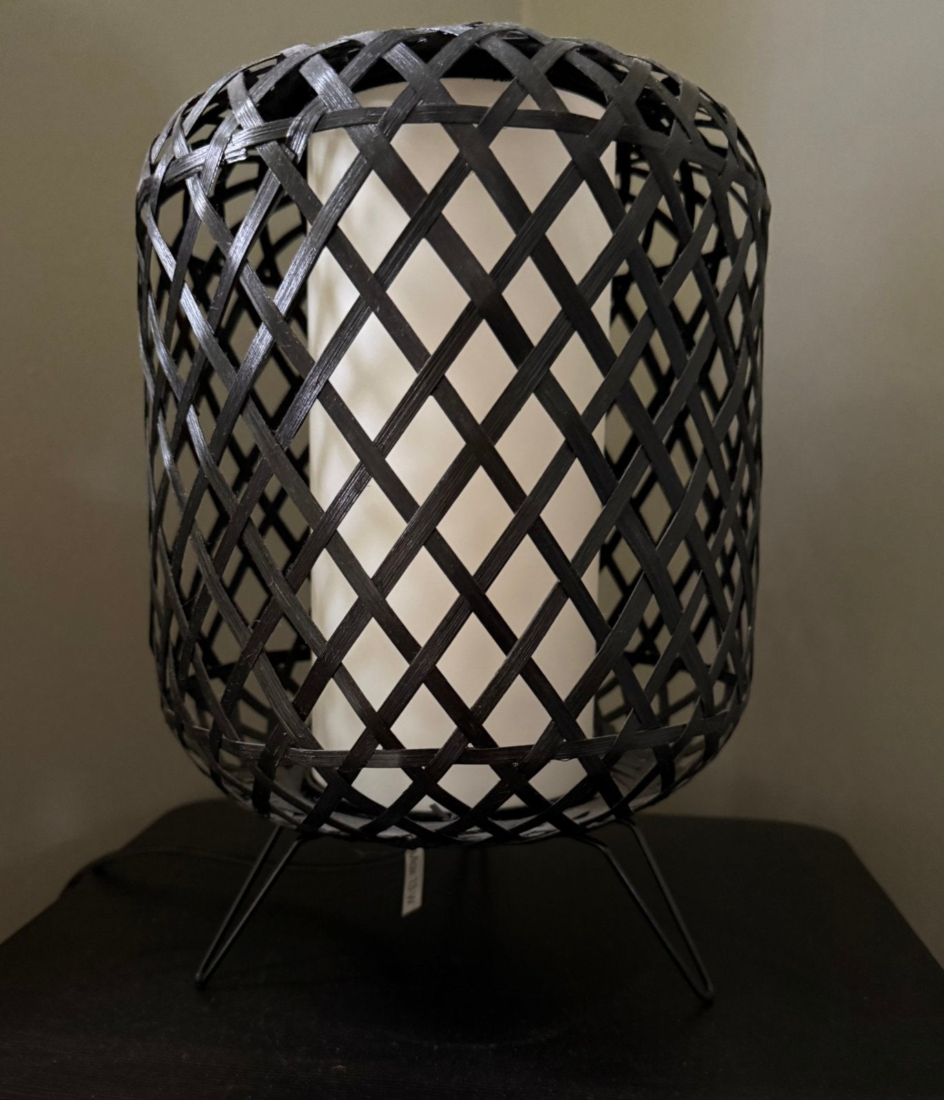 IKEA Tafellamp - 2 stuks. Zwart Bamboe met Wit Binnenwerk, Huis en Inrichting, Lampen | Tafellampen, Natuurlijk materiaal, Ophalen of Verzenden