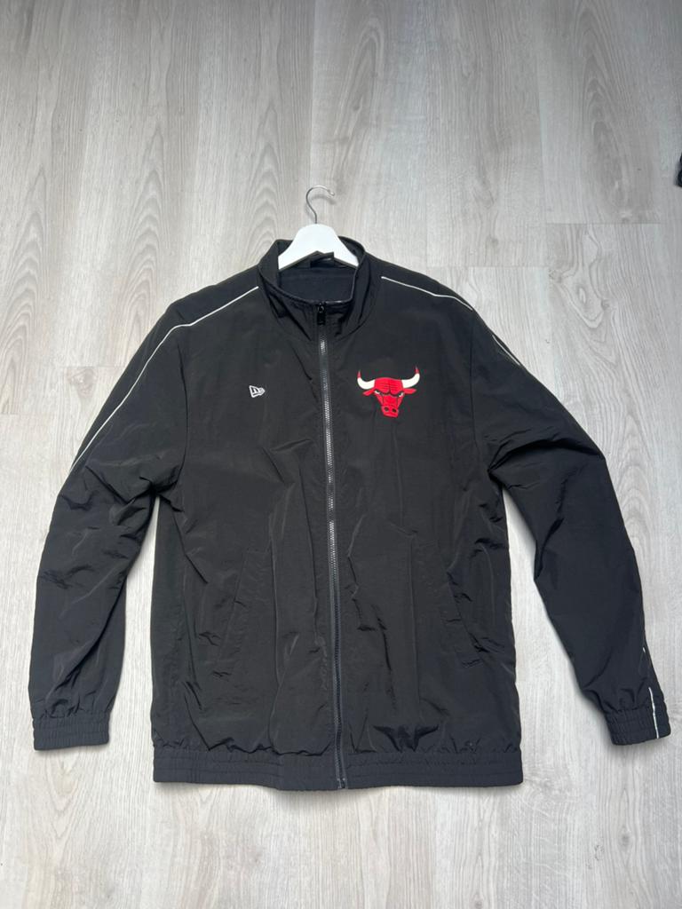 New Era Chicago Bulls Windjack Zwart Maat L, Ophalen of Verzenden, Zo goed als nieuw, Maat 52/54 (L), Zwart