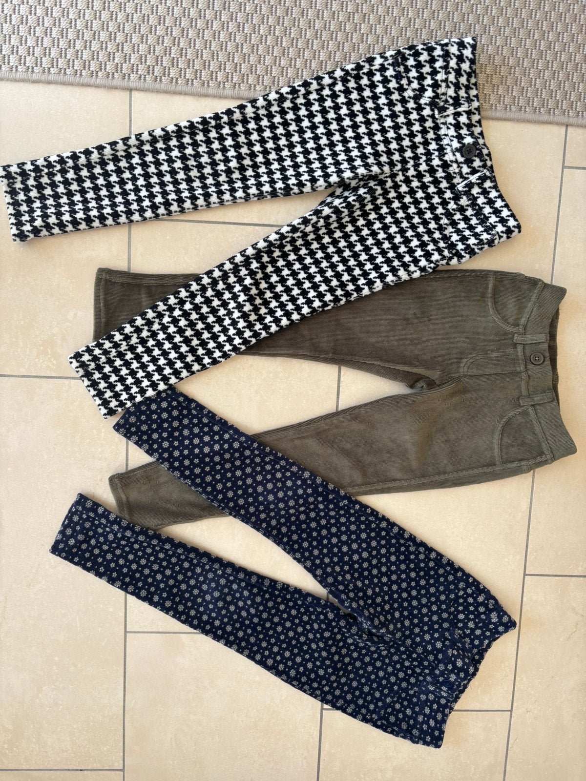 Nieuw en zgan drie broeken Benetton maat 122, Ophalen of Verzenden, Nieuw, Meisje, Broek