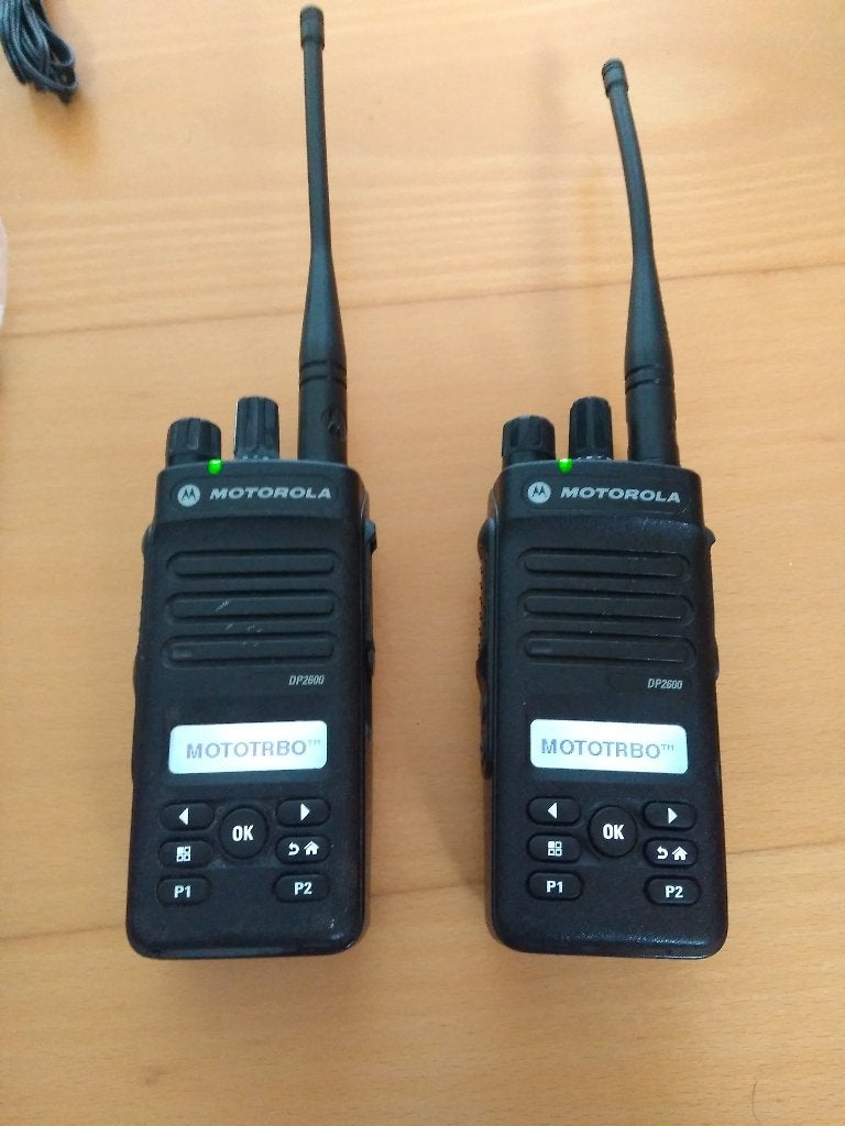 2x Motorola Mototrbo DMR portofoon DP2600 UHF incl lader, Gebruikt, Verzenden, Portofoon of Walkie-talkie, Met broekklem