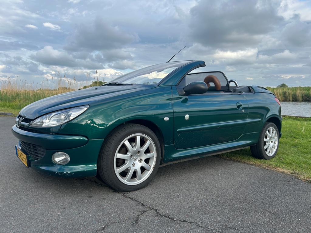 Peugeot 206 1.6 16V CC automaat Roland Garros, Auto's, 4 cilinders, Cabriolet, 4 stoelen, 49 €/maand