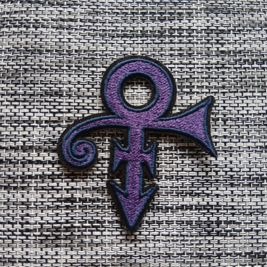 Prince vrij  mooie paarse shaped symbol patch p117, Ophalen of Verzenden, Nieuw, Kleding