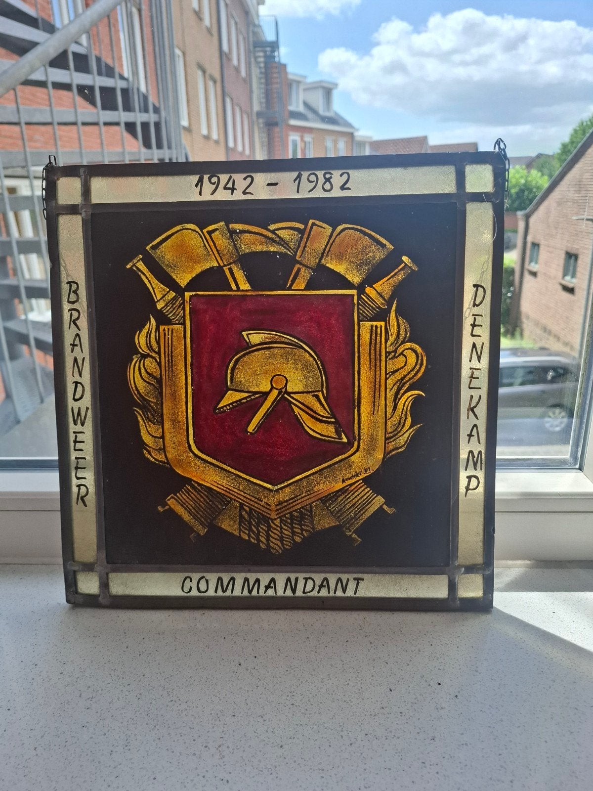 Glas-in-lood brandweer gedenkraam 1942-1982 Denekamp, Ophalen