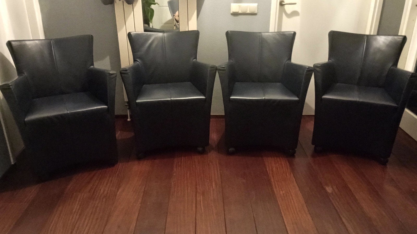 4 eettafel stoelen donkerblauw leer op wieltjes, Huis en Inrichting, Stoelen, Ophalen, Modern design, Blauw, Leer