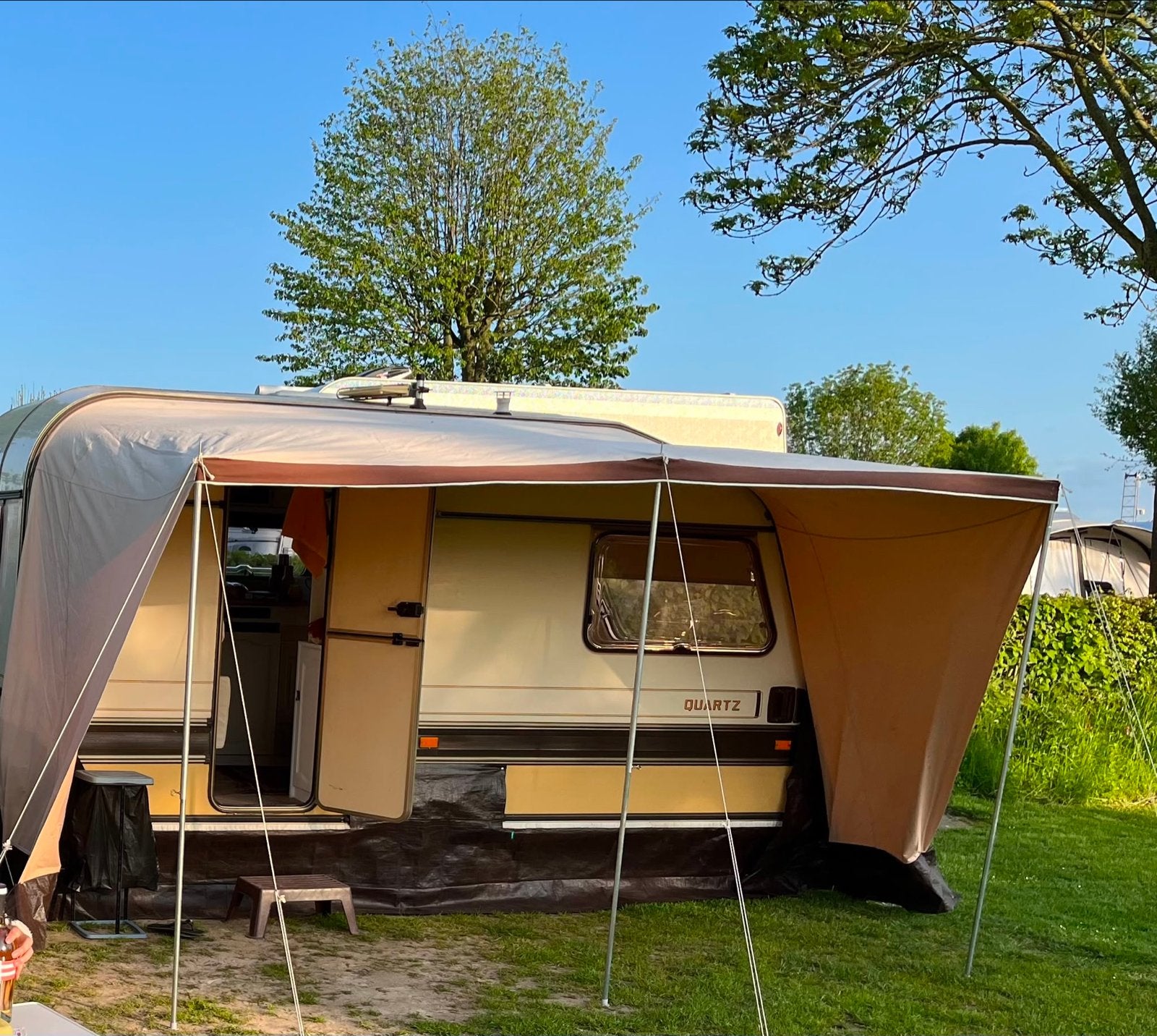Beyerland Quartz - opgeknapte caravan luifel, Caravans en Kamperen, Caravans, Treinzit, Particulier, Tot en met 4, Luifel