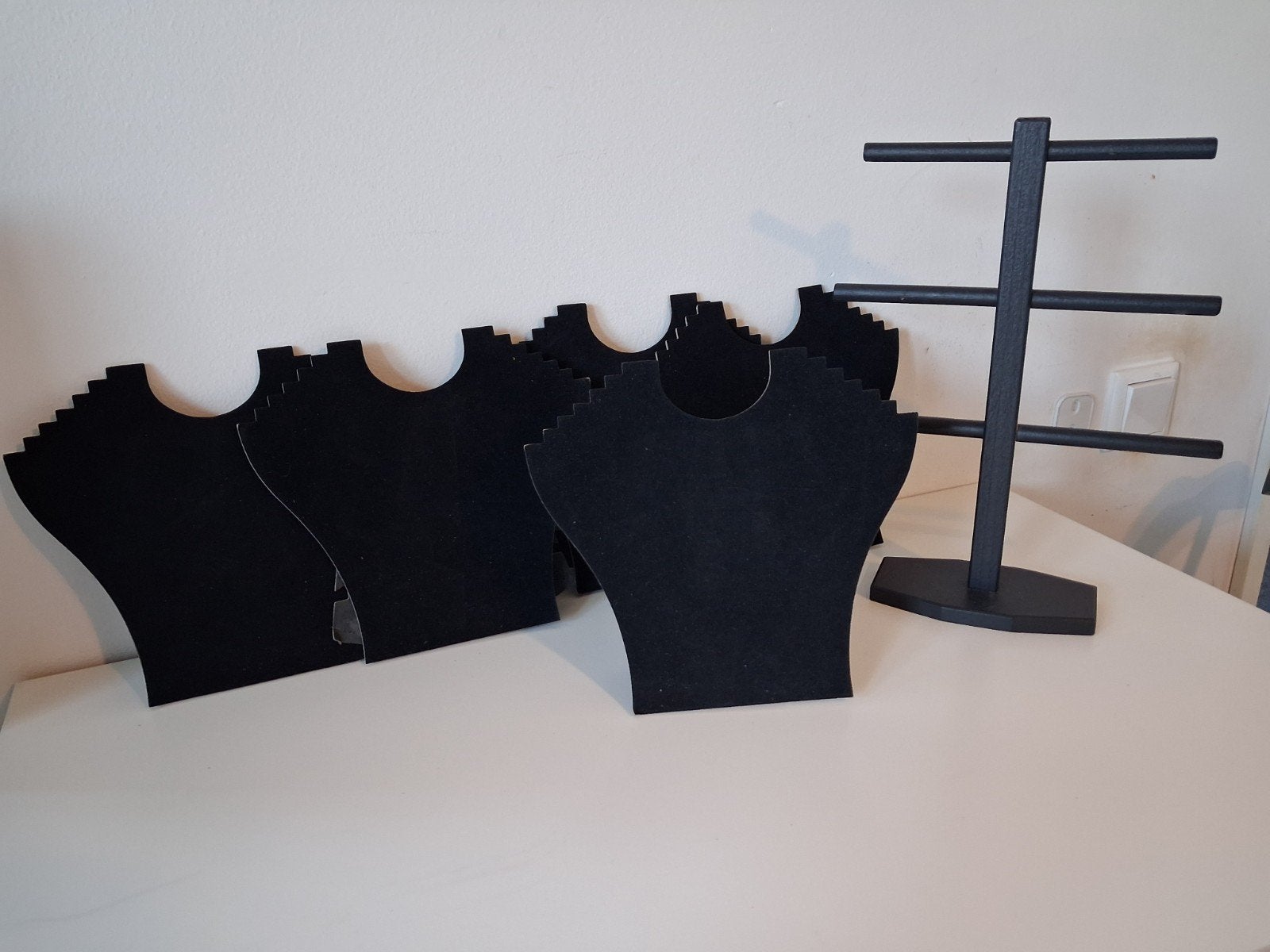 Sieradenstandaards: 4 kettinghouders en 1 armbandhouder, Ophalen, Gebruikt, Zwart, Overige materialen