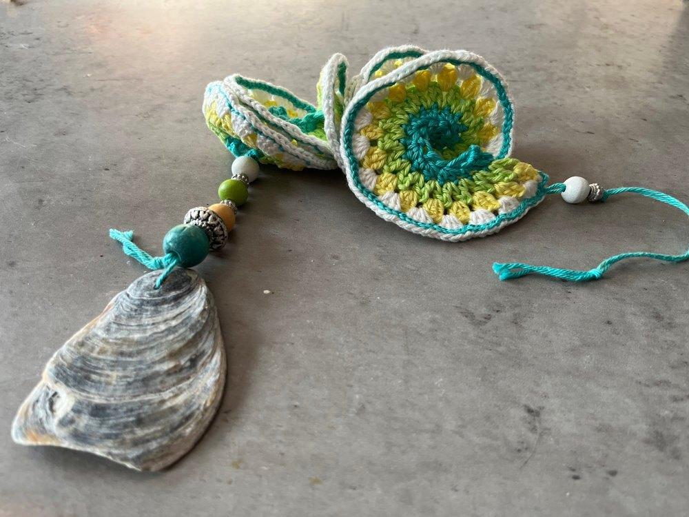 Windspinner schelp wit geel groen turquoise, Info@kinderworkshops-petra-dongen.nl, P Gillisstraat, Nieuw, Kinderworkshops Petra