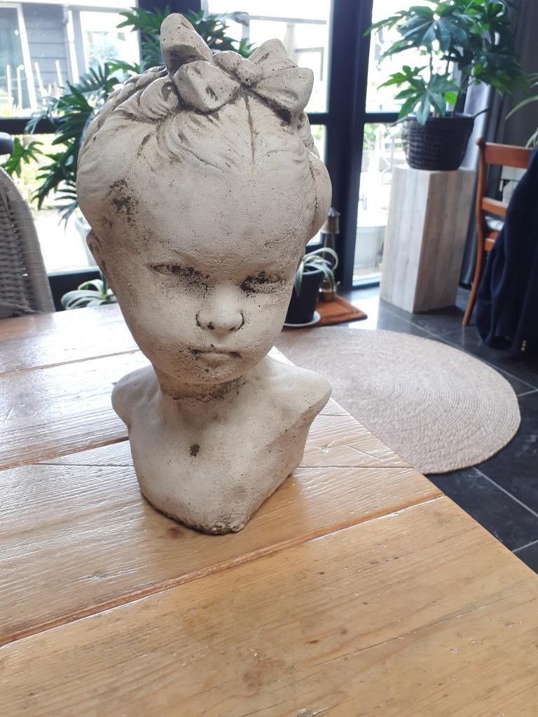Beeld van kinderhoofdje ( meisje met strik ) beton, Verzamelen, Beelden en Beeldjes, Ophalen, Zo goed als nieuw, Mens