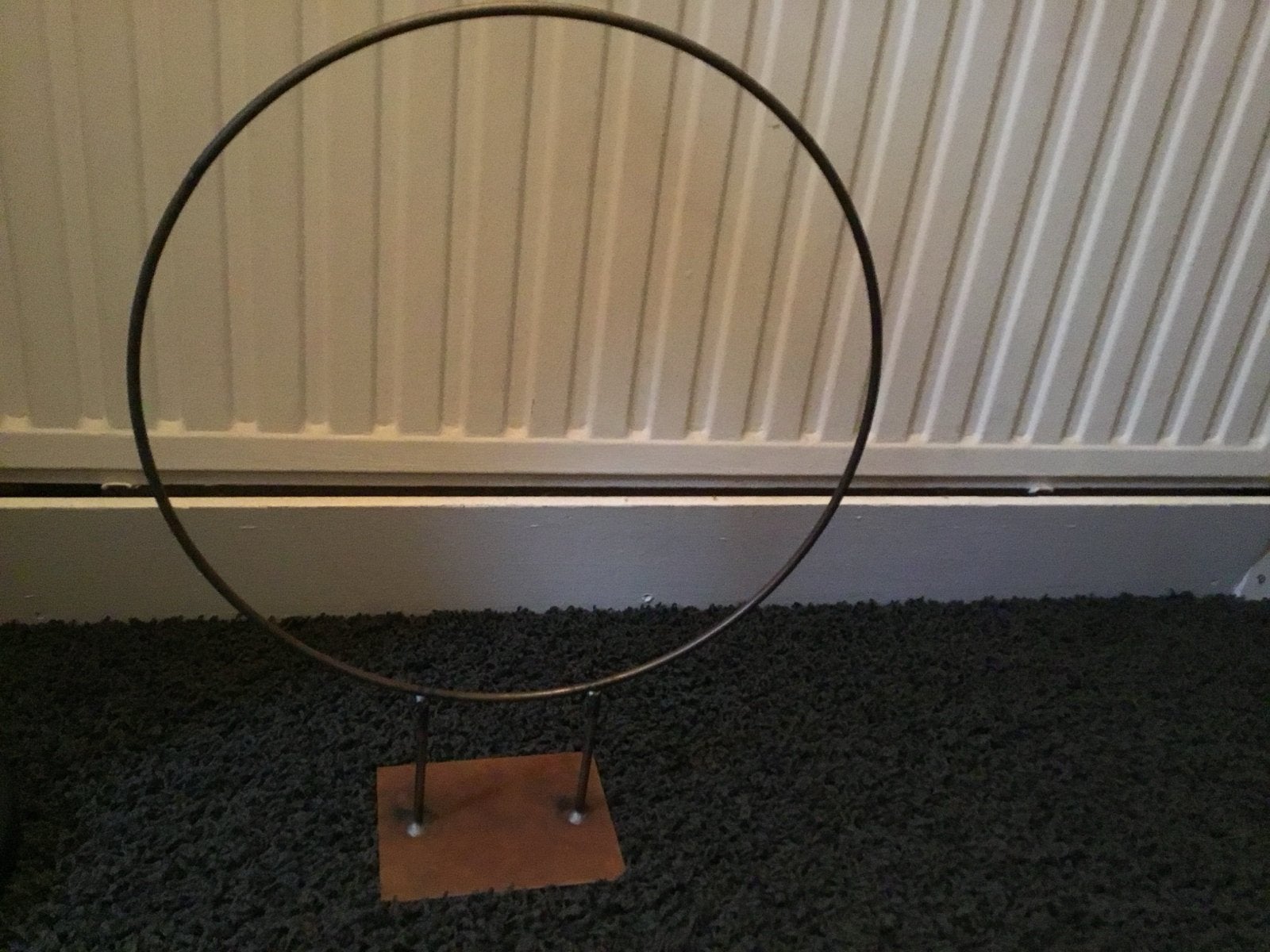 Decoratieve metalen ring op standaard, Zwart, Ophalen of Verzenden, Zo goed als nieuw, Metaal