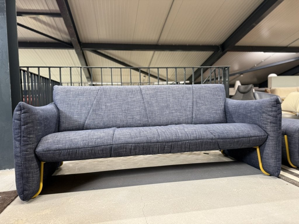 Showmodel Pode Spike 3 zits bank Blauw stof geel Frame Poef, Huis en Inrichting, Driepersoons, Ophalen of Verzenden, Zo goed als nieuw