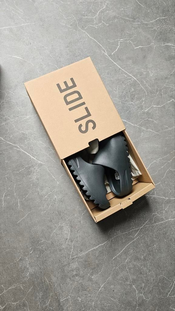 Yeezy Slide Onyx 32, Ophalen of Verzenden, Nieuw, Overige merken