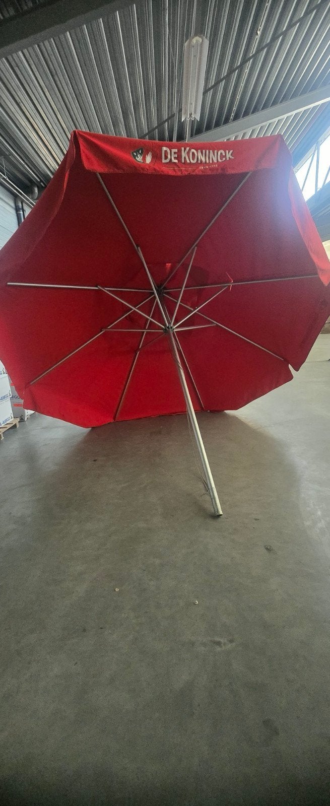 Grote rode parasol 'De Koninck' doorsnede 3.5 m, Ophalen, Gebruikt, 2 tot 3 meter, Stokparasol