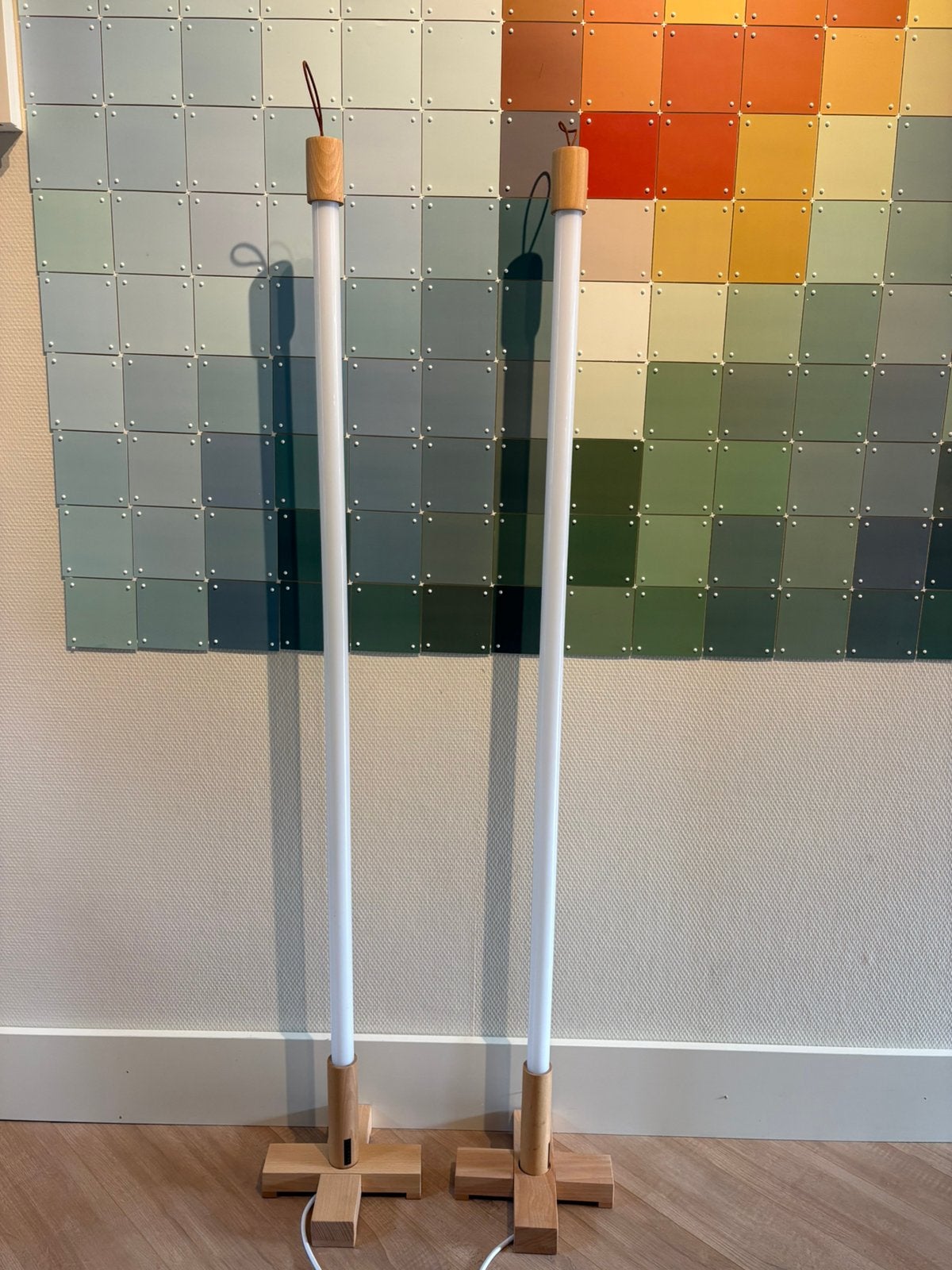 2x Seletti Linea LED design lamp wit + houten vloerstandaard, Ophalen, 100 tot 150 cm, Overige fittingen, Zo goed als nieuw