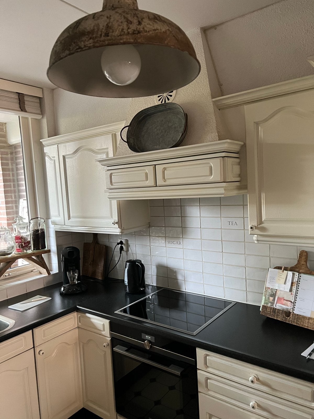Complete hoekkeuken met apparatuur - Crème/Zwart, Huis en Inrichting, Gebruikt, Hoekkeuken, Ophalen of Verzenden, Kunststof