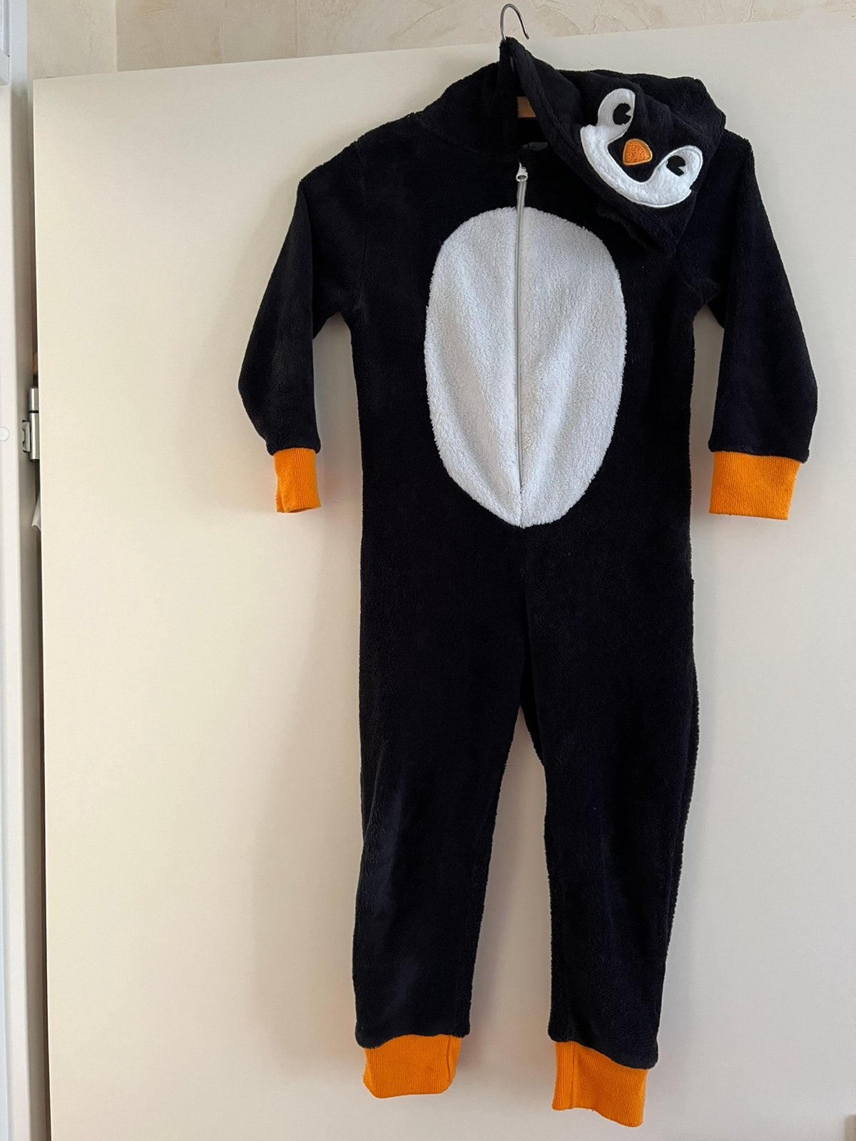 Super Nette Velourse zachte zwarte Onesie “ Pinquin” 110/116, Ophalen of Verzenden, Zo goed als nieuw, Jongen of Meisje