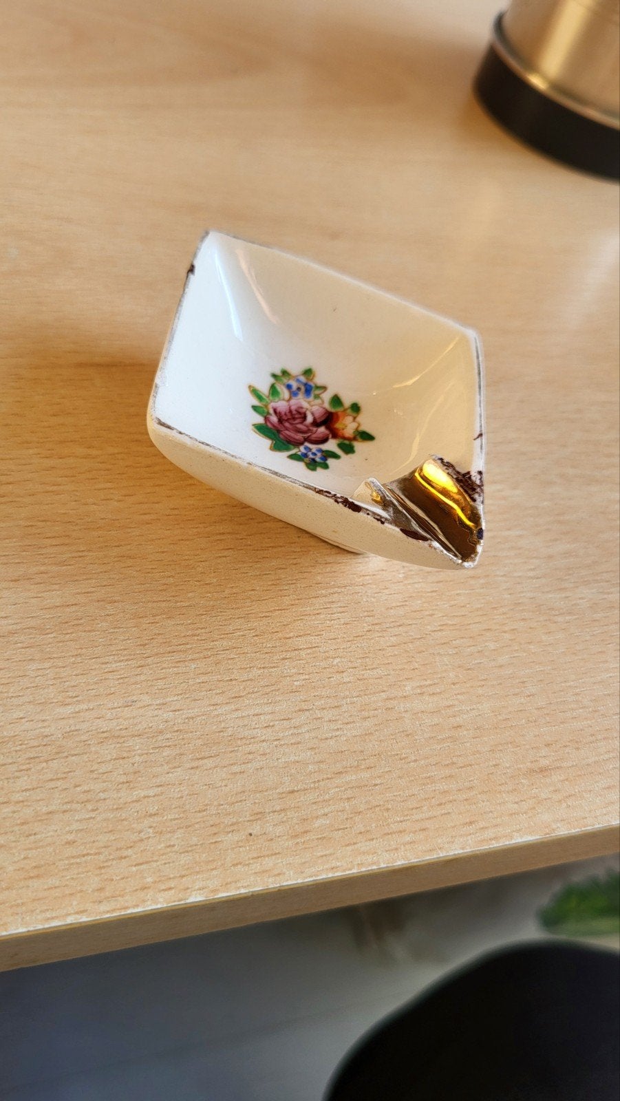 Oud porselein asbak bloemmotief en goudopdruk, Ophalen of Verzenden