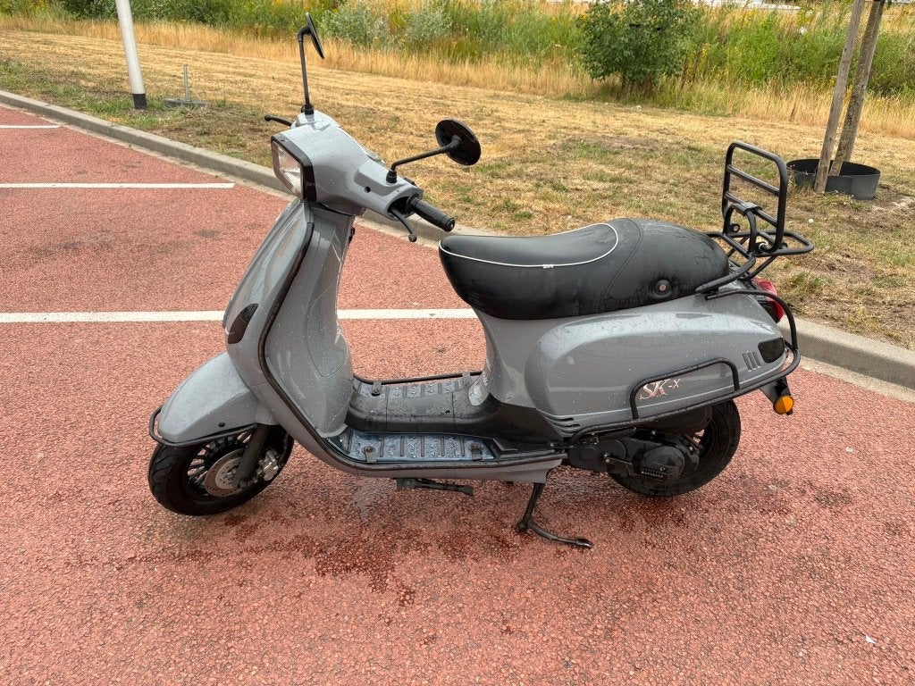 Stijlvolle grijze scooter, Fietsen en Brommers, Snorfietsen en Snorscooters, Gebruikt, Benzine, Ophalen, Overige merken