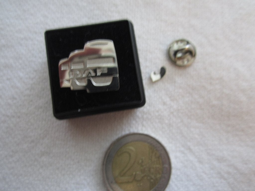 21.   Oude clip DAF. Cliphouder is stuk, Ophalen, Overige materialen, Broche
