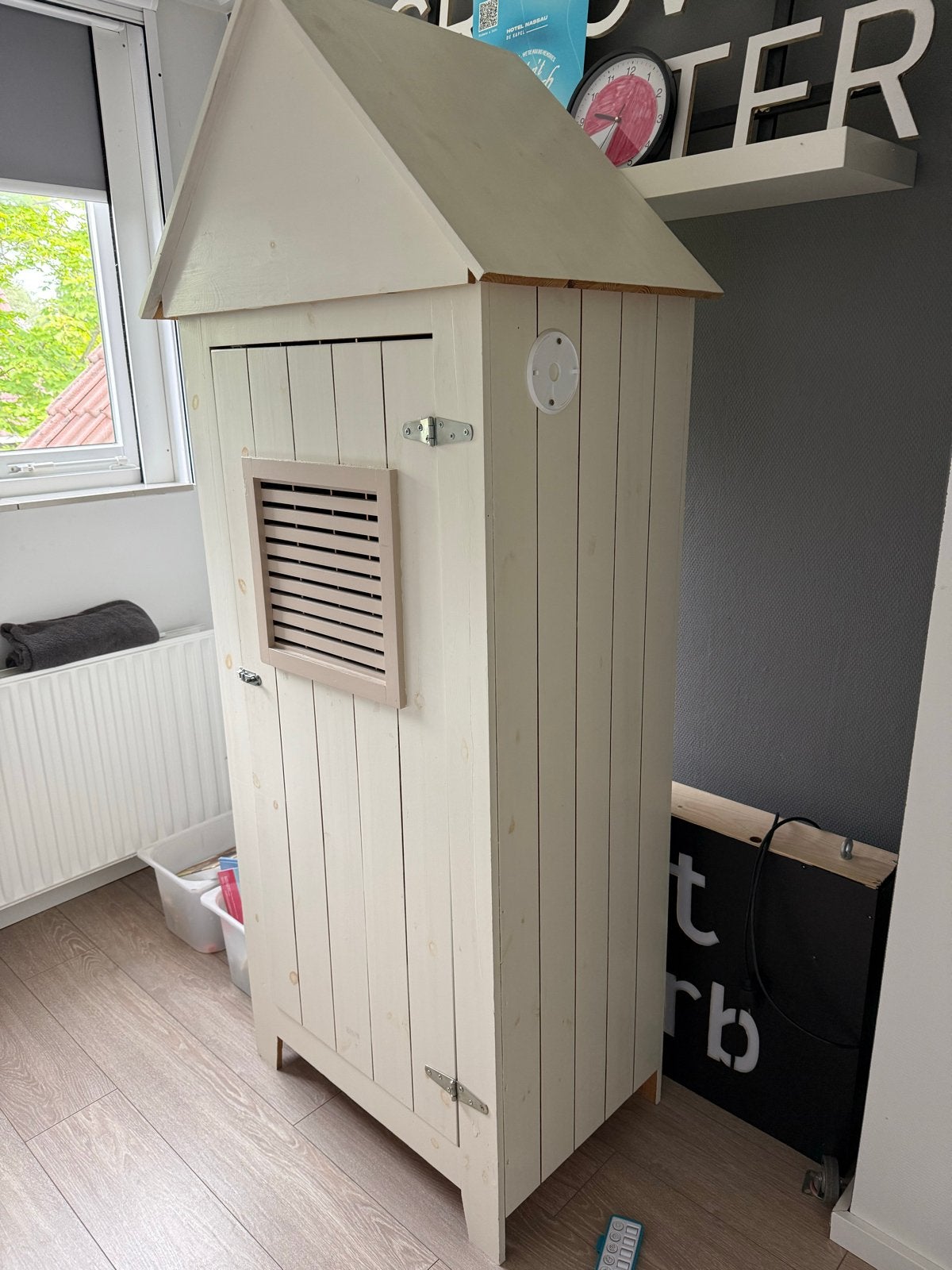 Babykamer- Houten kledingkastje met deurtje en planken, Ophalen, Minder dan 50 cm, Gebruikt, 100 tot 150 cm