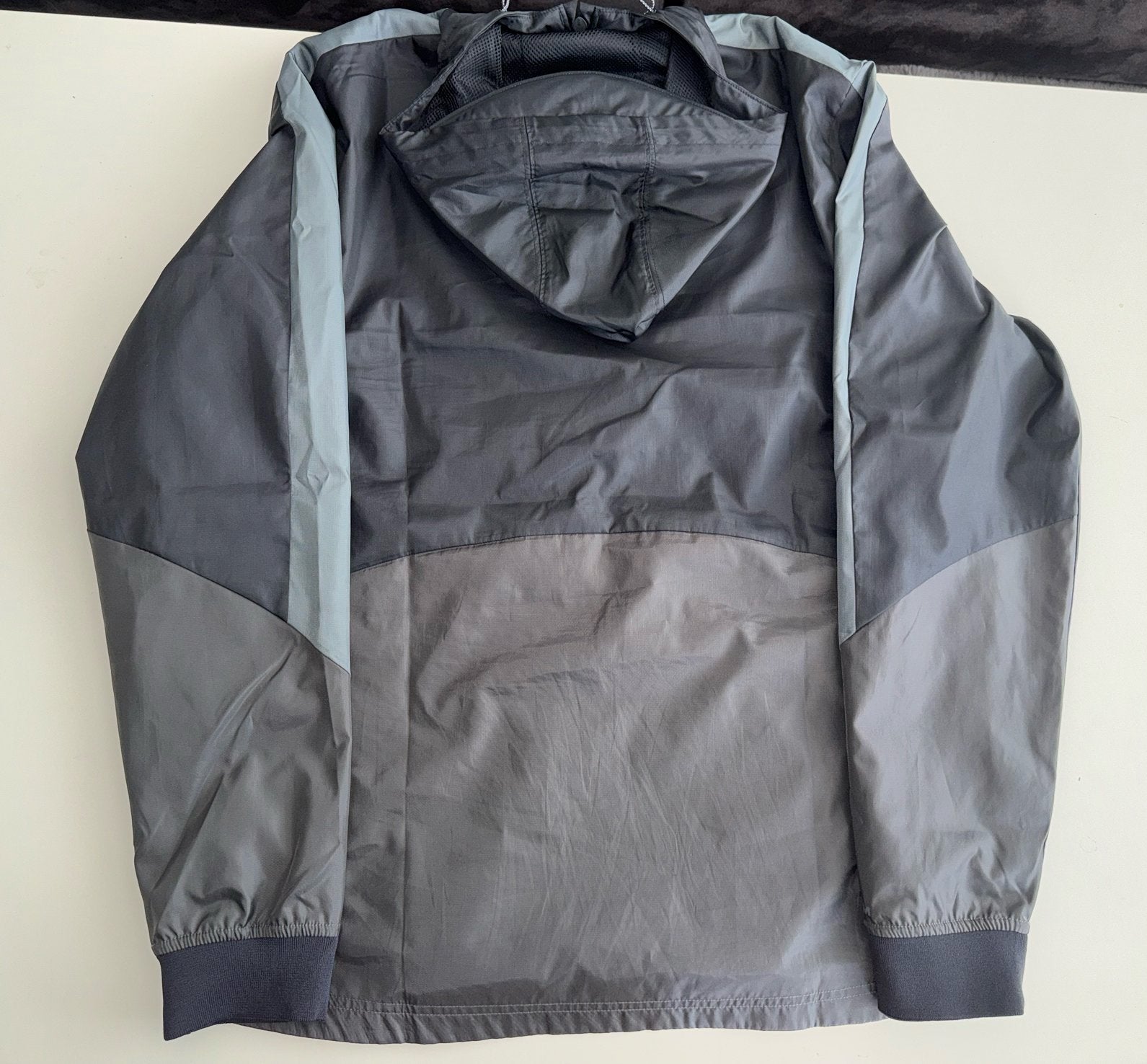 Under Armour jas, ongedragen maat M, Ophalen of Verzenden, Zo goed als nieuw, Maat 48/50 (M), Zwart