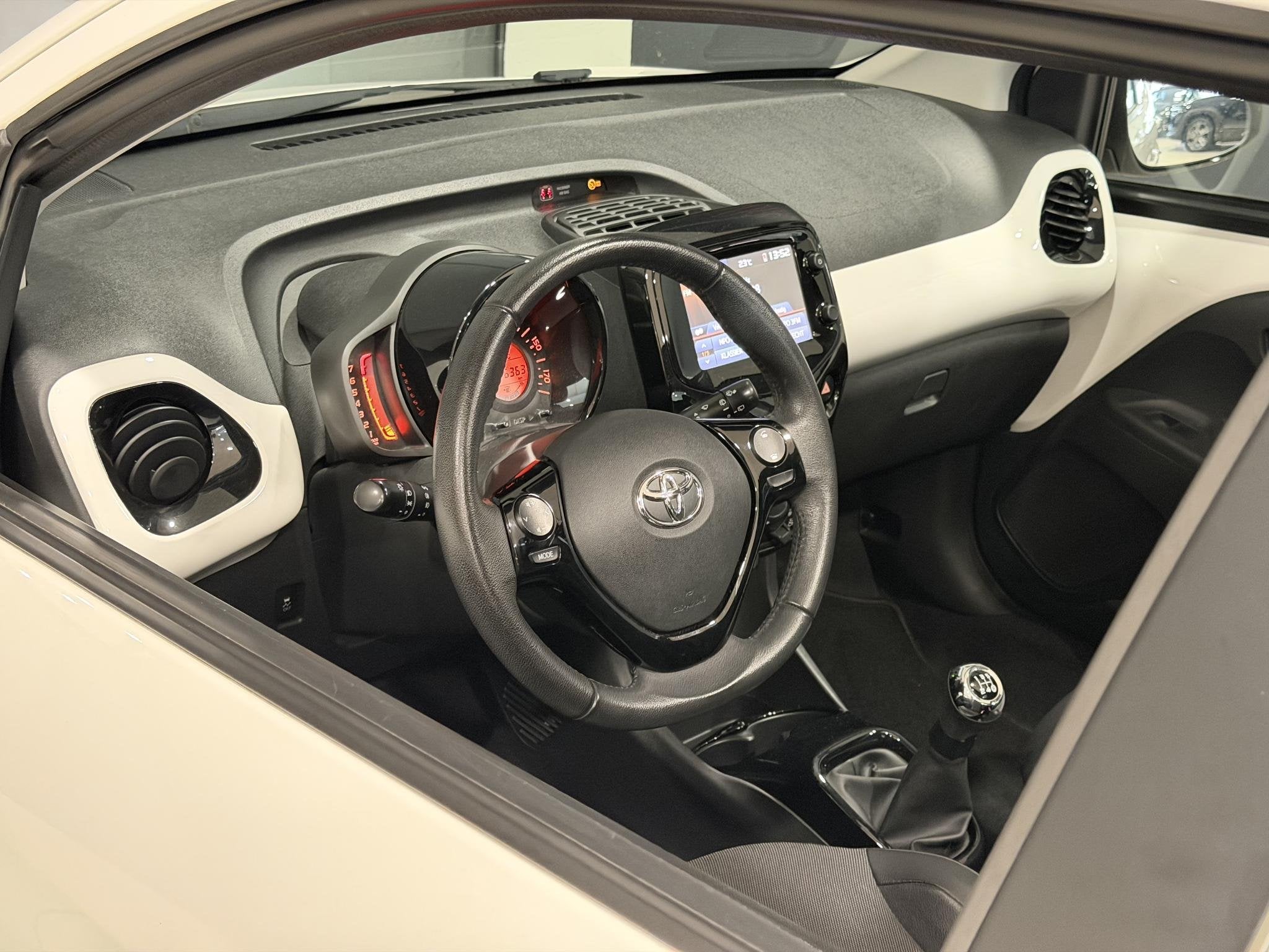 Toyota Aygo 1.0 VVT-i x-wave | Vouwdak | Lichtmetalen velgen, Auto's, Toyota, Voorwielaandrijving, Stof, Gebruikt, Euro 6