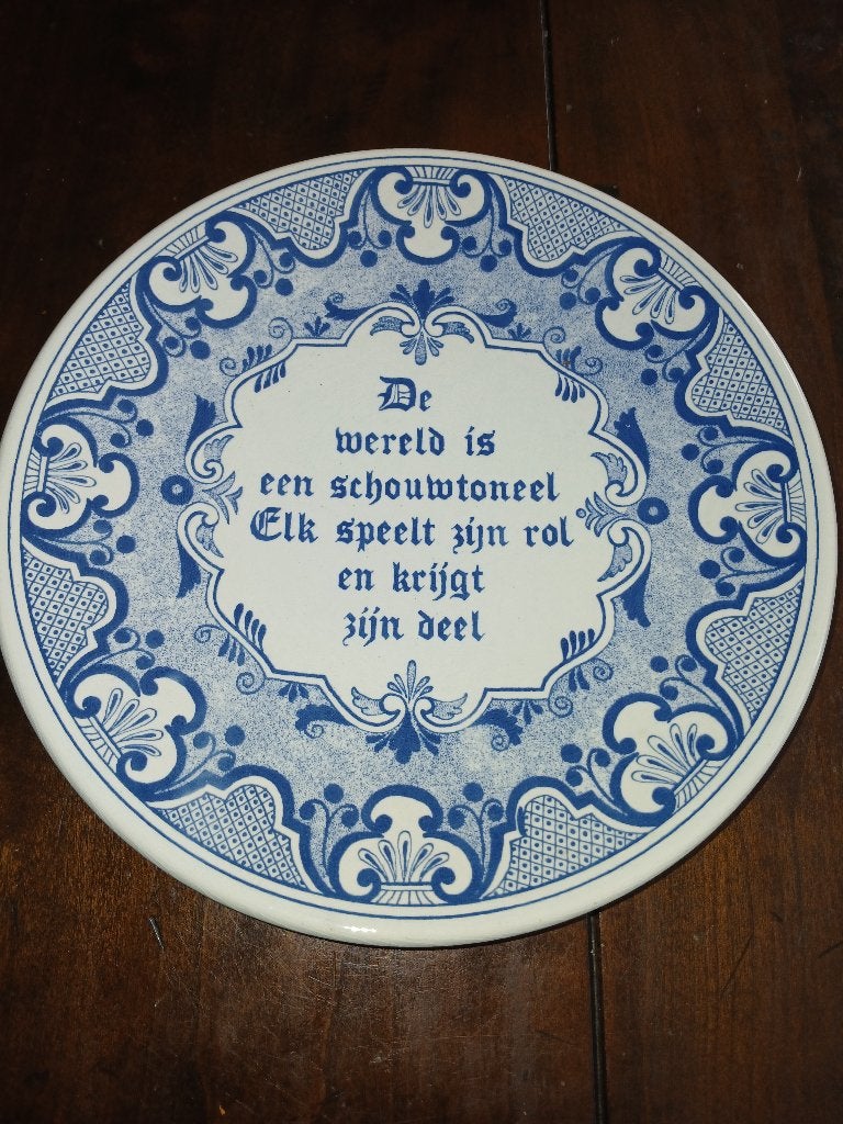 Delfts Blauw Wandbord - 'De wereld is een schouwtoneel', Antiek en Kunst, Antiek | Wandborden en Tegels, Ophalen of Verzenden