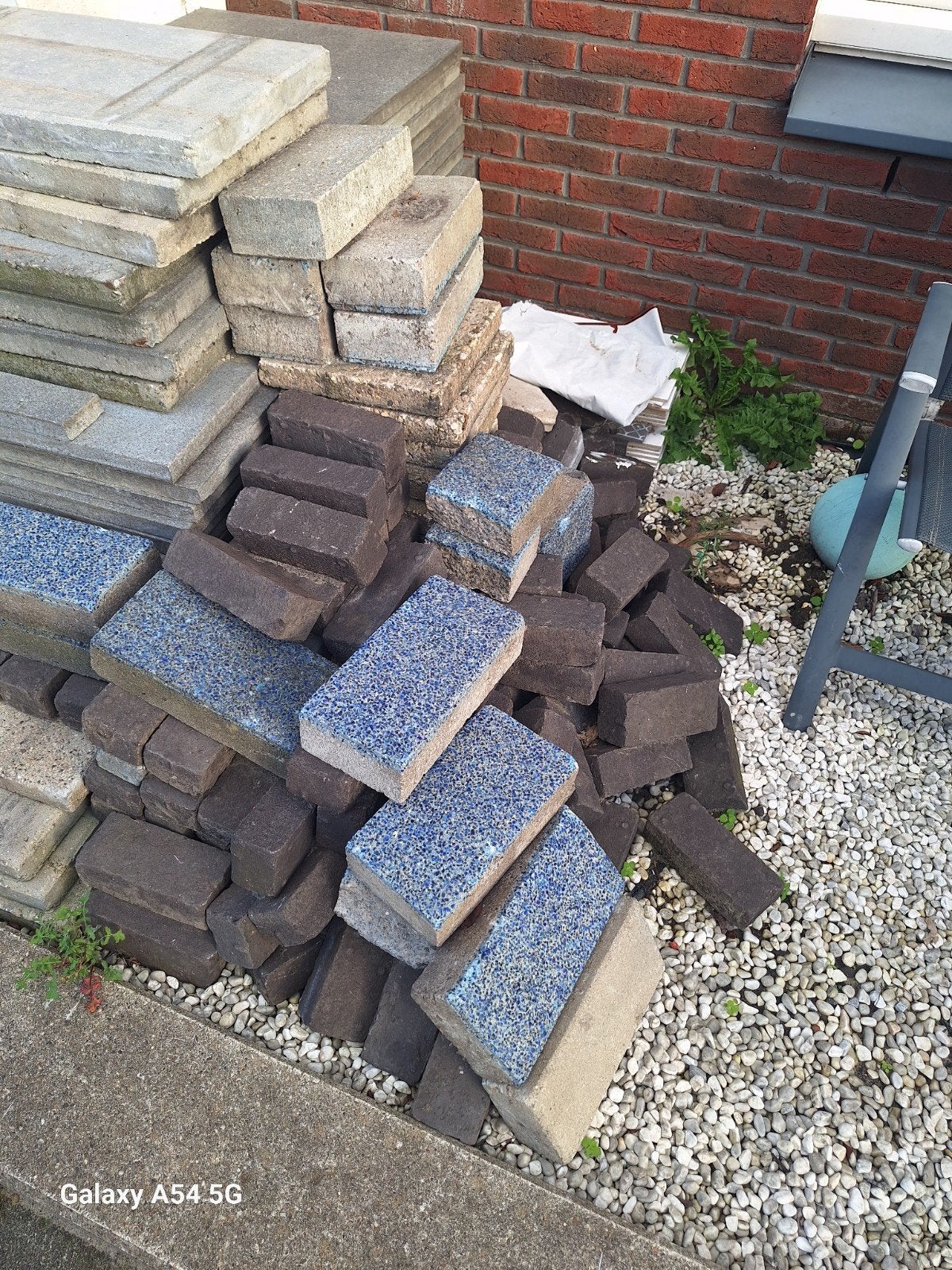 GRATIS Bakstenen, klinkers en betontegels voor tuin of oprit, Ophalen, Gebruikt, Klinkers, 10 m² of meer