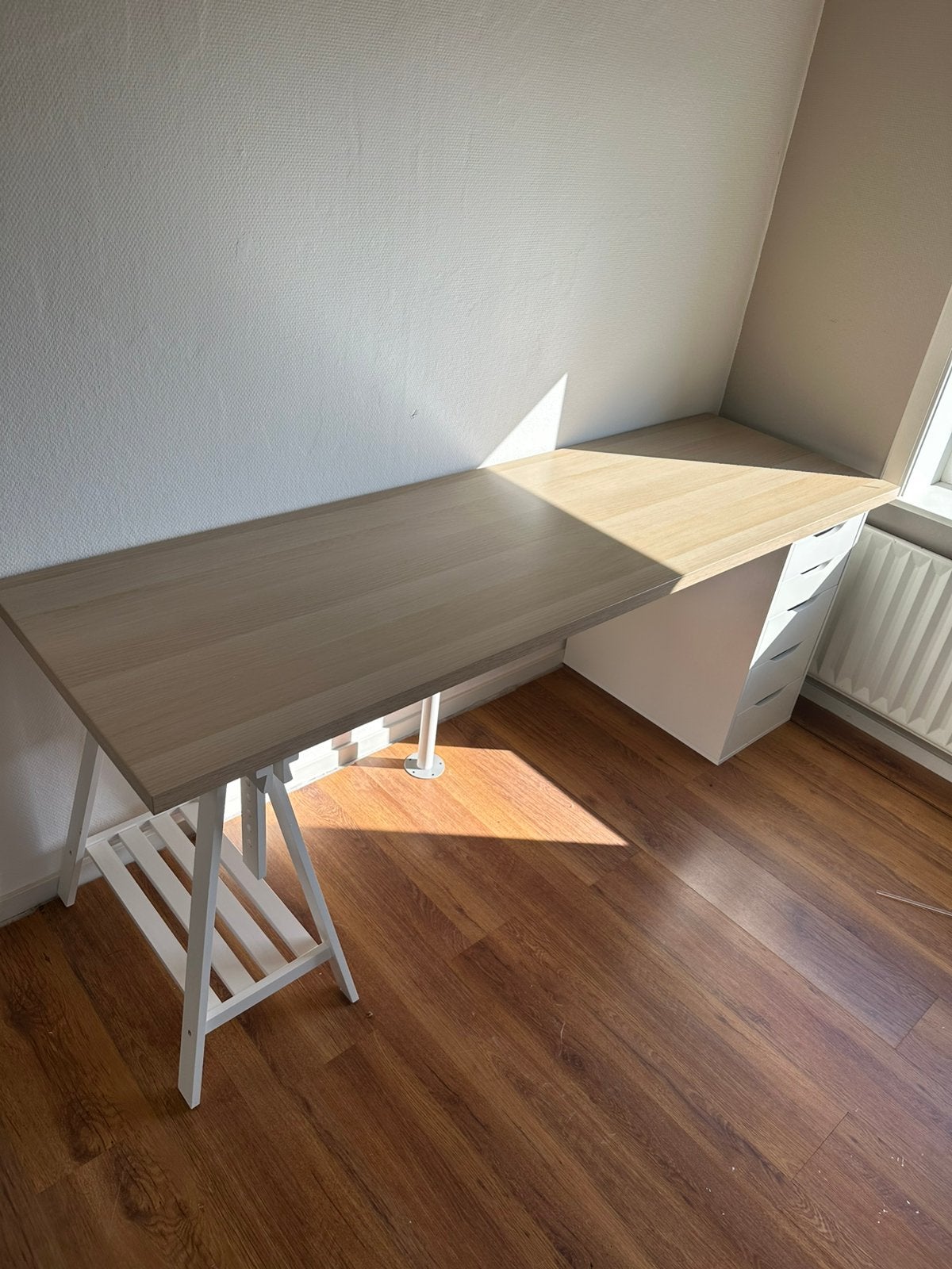 Ikea bureau lichthout met wit, Huis en Inrichting, Bureaus, Ophalen, Scandinavisch, Spaanplaat of MDF, Schoolbureau