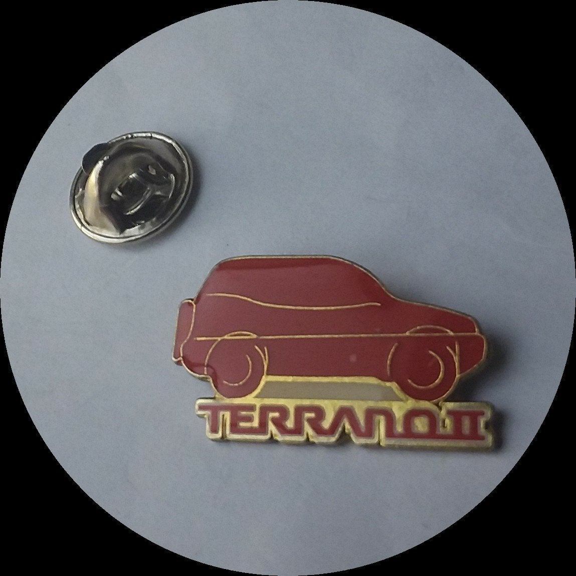 NISSAN Terrano II pin, rood, Ophalen of Verzenden, Zo goed als nieuw, Transport, Speldje of Pin
