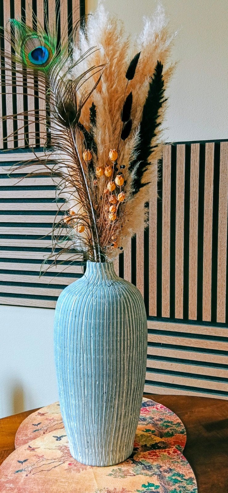 Grote vazen 2 stuks  met structuur en droogbloemen, Ophalen, Zo goed als nieuw, Met patroon/structuur, Grijs
