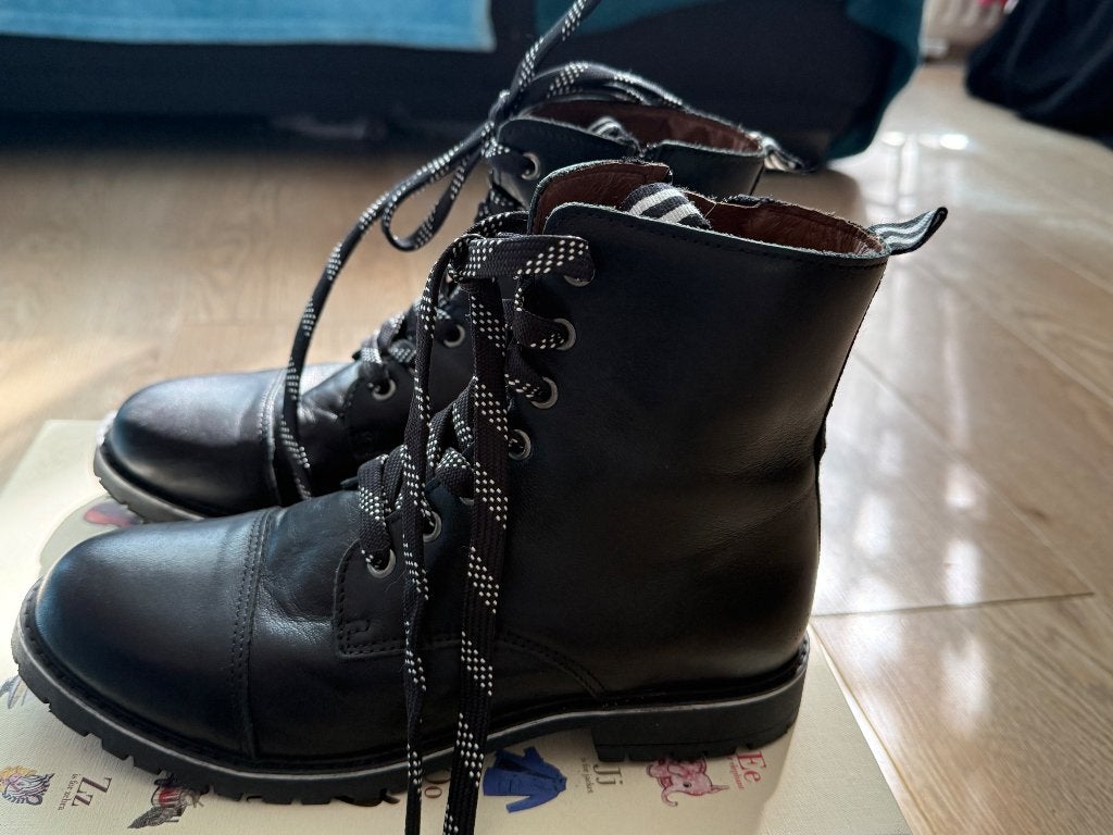 Zwarte leren veterlaarzen met streepdetails, Schoenen met lage hakken, Zwart, Ophalen of Verzenden, Onbekend