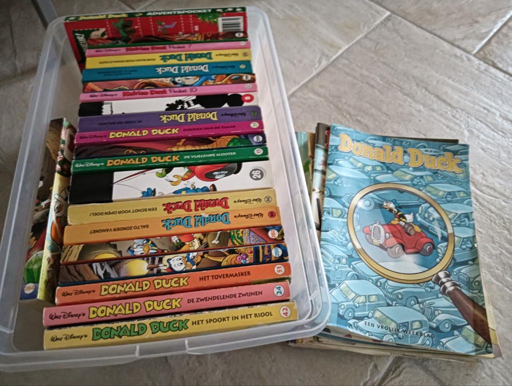 Box vol met 21st Donald Duck Pockets+stapel weekbladen, Boeken, Meerdere comics, Ophalen, Zo goed als nieuw, Europa