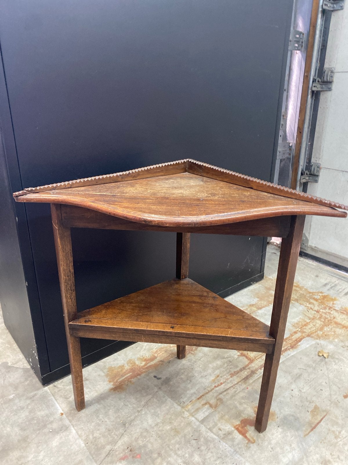 Antieke houten hoektafel met decoratieve rand, Antiek en Kunst, Ophalen