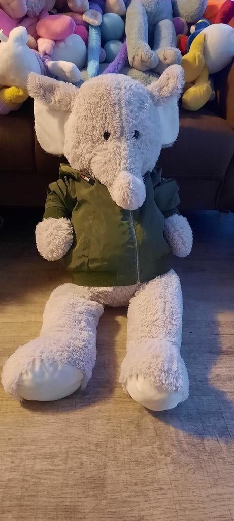 Grote zachte knuffelolifant met jasje, Kinderen en Baby's, Speelgoed | Knuffels en Pluche, Ophalen of Verzenden, Zo goed als nieuw
