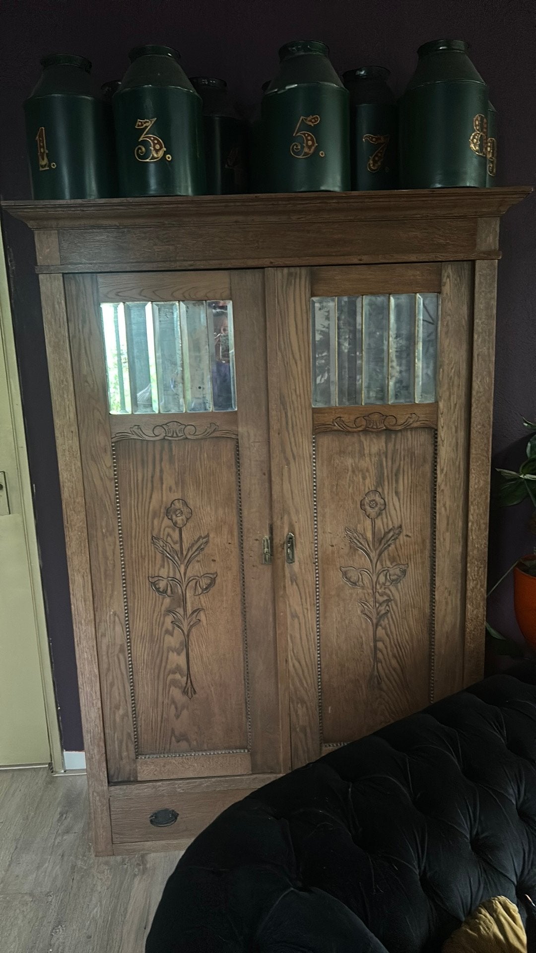 Antieke houten kast met gesneden details en glas, Ophalen of Verzenden