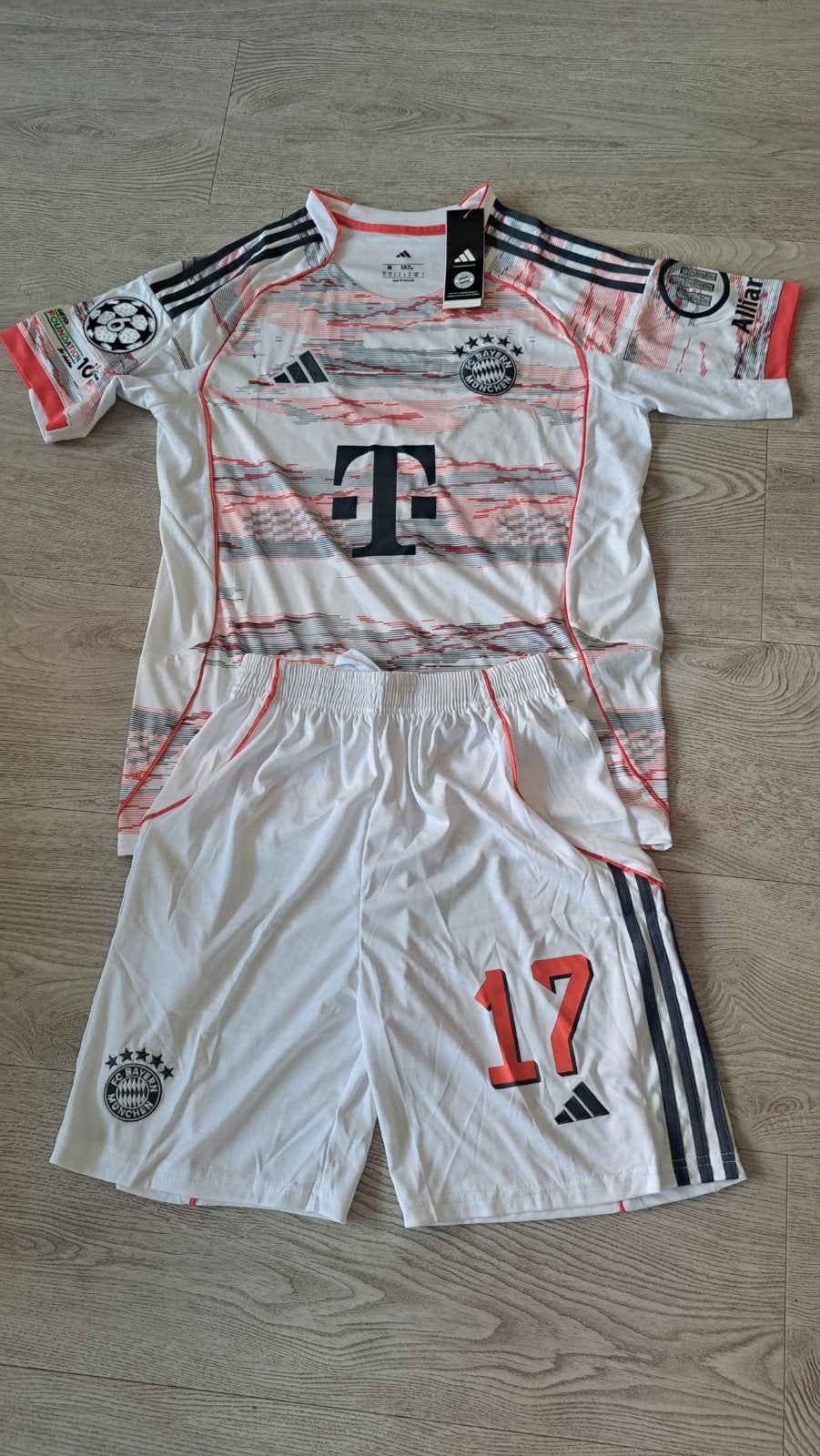 FC Bayern München tenue - Maat M, Sport en Fitness, Voetbal, Maat M, Ophalen of Verzenden, Nieuw, Shirt