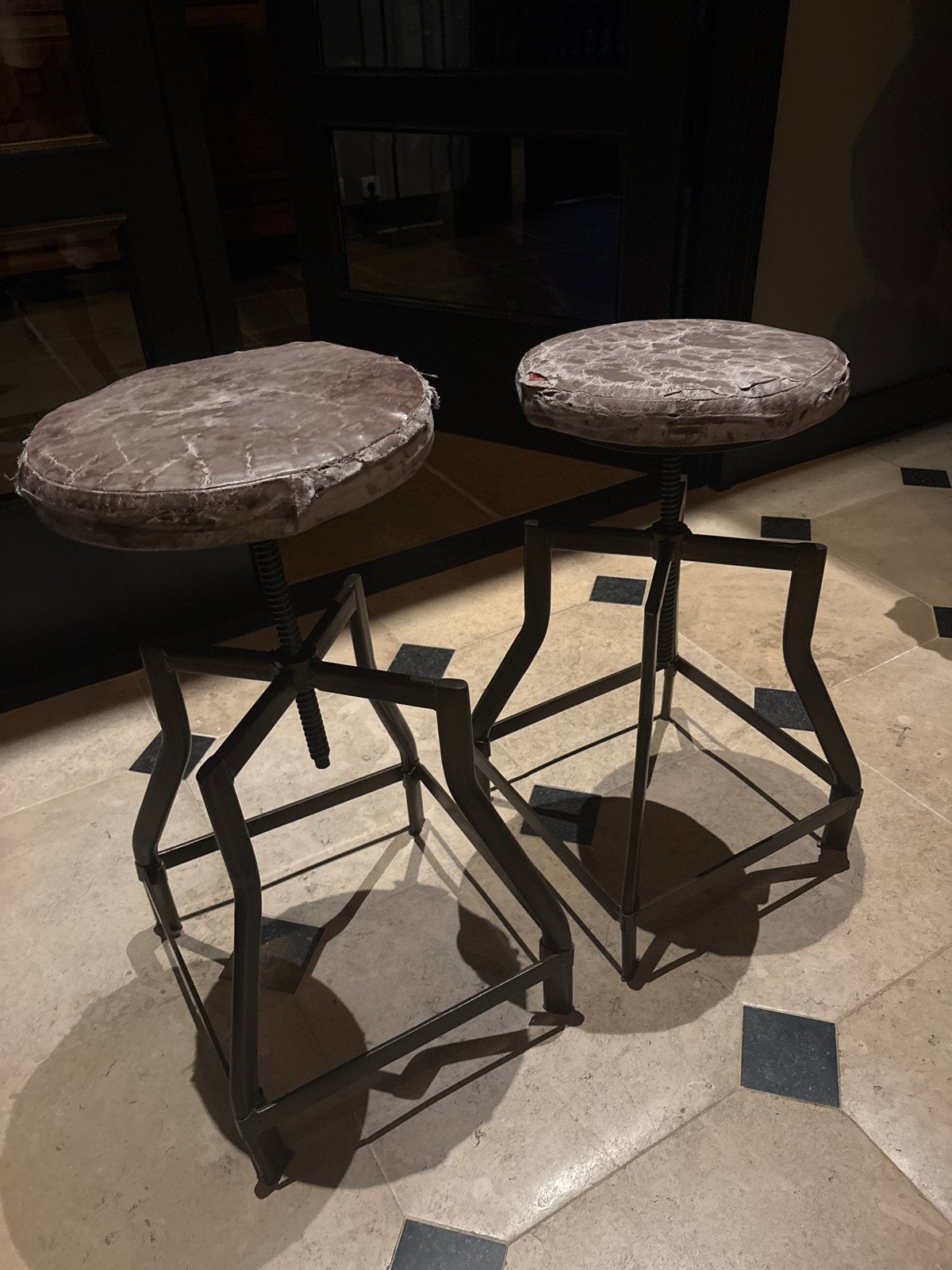 Set van 2 Vintage Industriële Krukken - Draaibaar, Huis en Inrichting, Ophalen, Draaibaar, Gebruikt, 60 tot 90 cm
