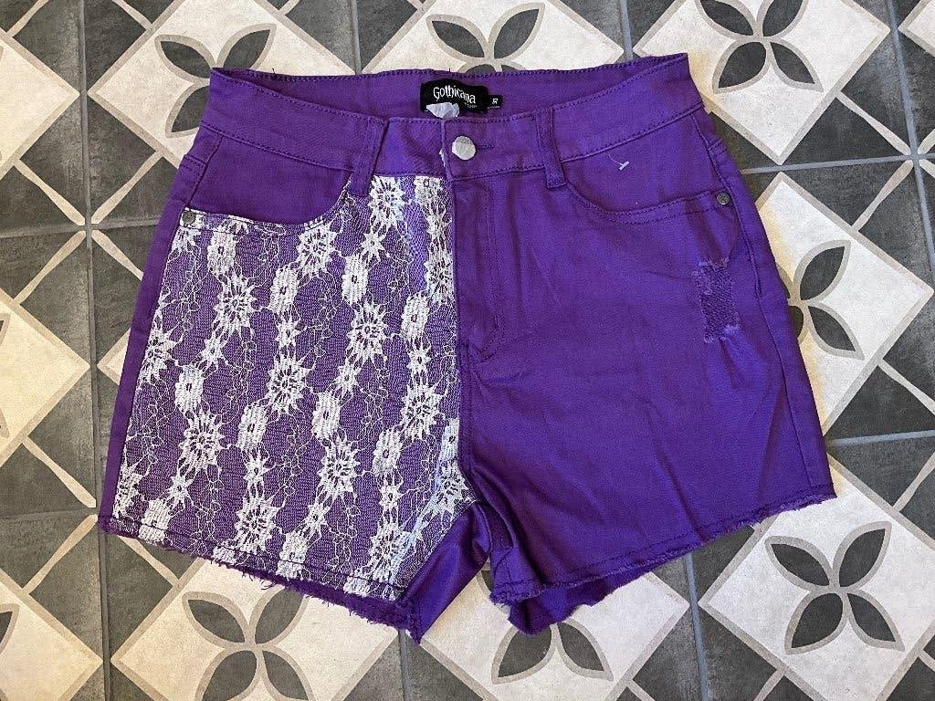 Shorts with Lace Trim Hot Pants Gothicana by EMP Maat 30, Maat 38/40 (M), Zwart, E MMEN, Nieuw