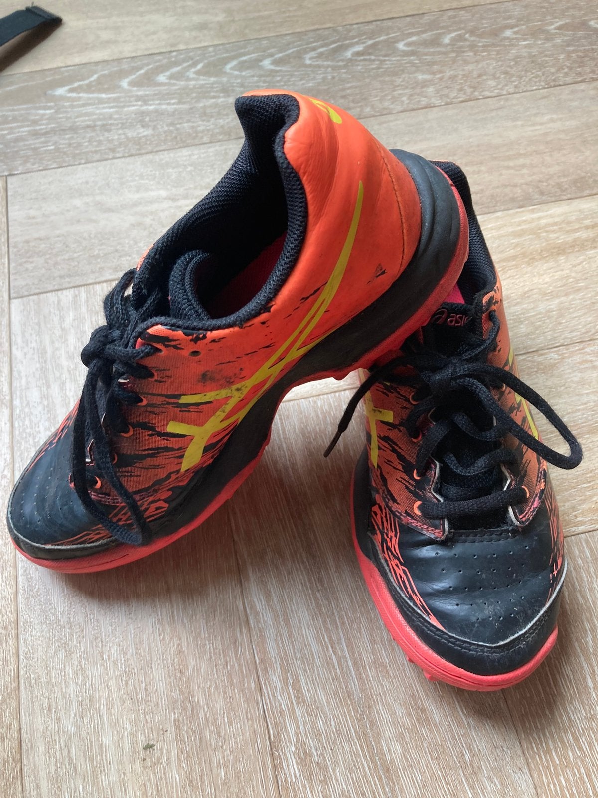 Asics hockeyschoenen buiten maat 34,5, Ophalen, Zo goed als nieuw, Schoenen