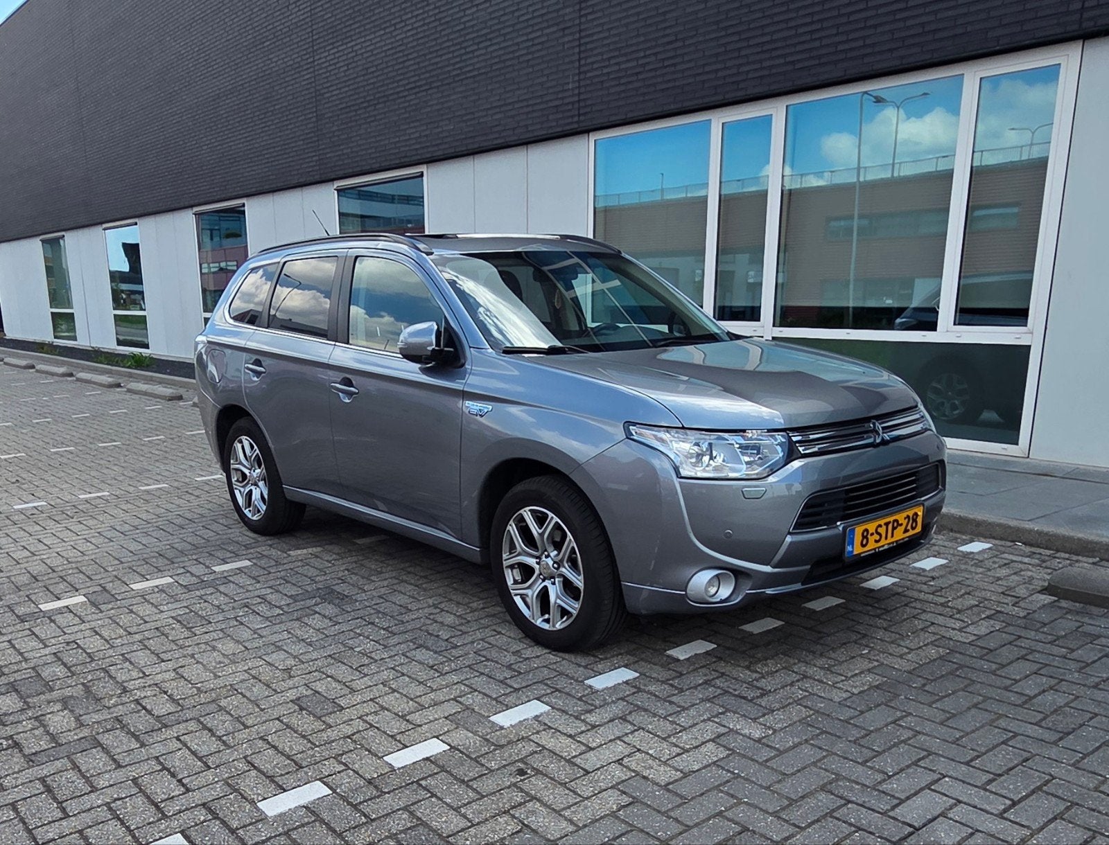 Mitsubishi Outlander instyle+ 2.0 Phev 203pk 4WD, Auto's, Mitsubishi, Outlander, Zwart, 4 cilinders, Vierwielaandrijving
