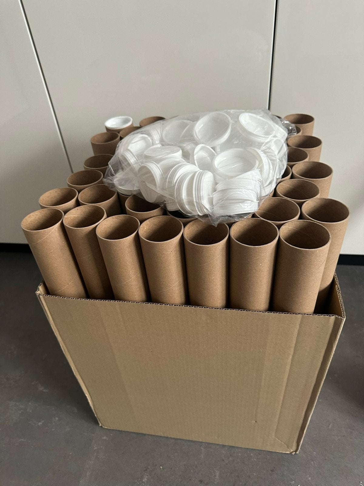 52 verzendkokers 50 cm met doppen - Nieuw, Ophalen, Doos, 50 tot 75 cm, Minder dan 40 cm