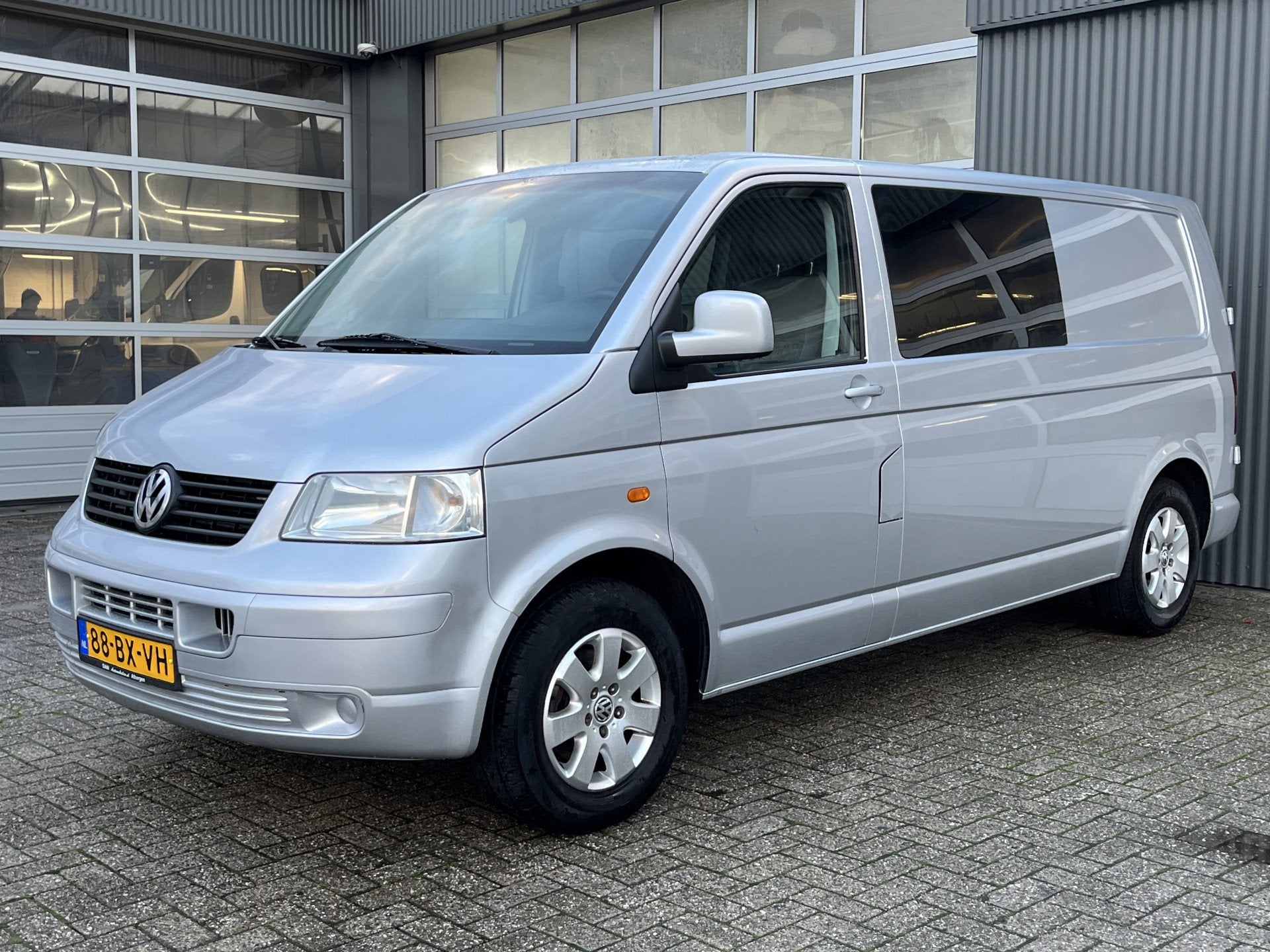 Volkswagen Transporter 2.5 TDI 340 Trendline DC Youngtimer B, Auto's, Voorwielaandrijving, Stof, Gebruikt, Zwart