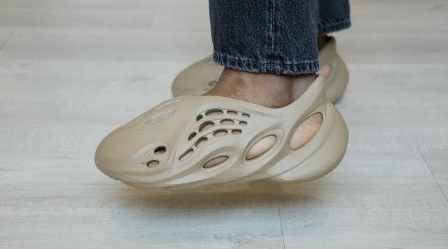 Yeezy Foam Runner, Verzenden, Gedragen, Grijs, Sneakers of Gympen