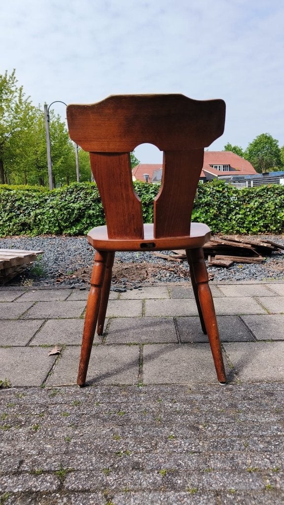 Brutalist ‘Stube’ caféstoelen–massief hout–(43 op voorraad), Huis en Inrichting, Stoelen, Gebruikt, Bruin, Brutalist ‘Stube’ caféstoelen